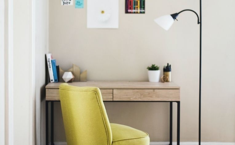 Decluttered Simple Desk Setup